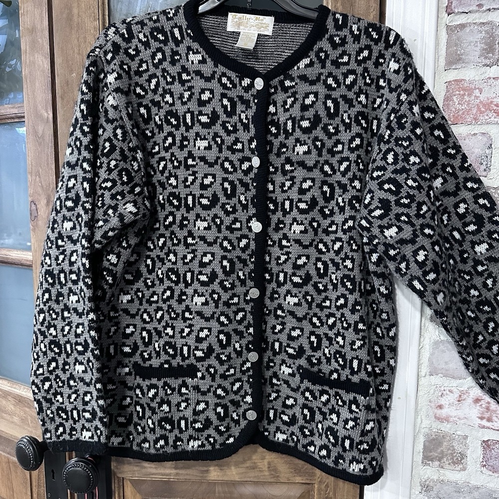 Tally-Ho‎ Cardigan Sweater Womens Med Gray Leopard Print Vintage Carriage Button